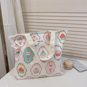 Detail von Cartoon-Dessertmustern und Simple Wish-Label auf rosa Baumwolltasche