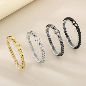 Vue détaillée des bracelets en maille avec fermoir fer à cheval en or argent et noir