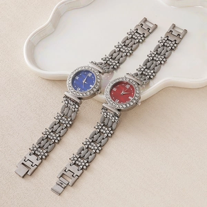 Détail de montres pour femmes avec bracelet fleuri en strass et cadran à chiffres romains