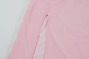 Detaillierte Nahaufnahme des Schlitzsaums an einem zartrosa Abendkleid mit Premium-Naht