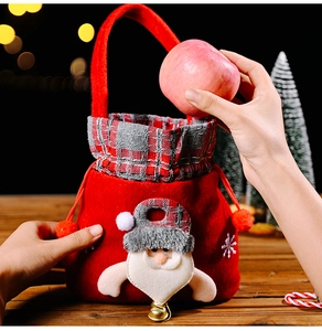 Detailaufnahme der roten Weihnachts-Geschenktasche aus Filz mit Weihnachtsmann-Motiv