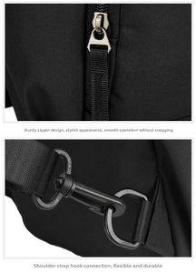 Gedetailleerde close-up van de zwarte nylon borsttas met stevige rits en handige haak.