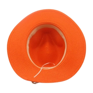 Détail de l'intérieur d'un chapeau de paille orange montrant le cordon de réglage