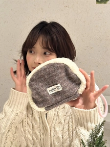 Fleece-stitched tweed shell handbag with logo tag and twisted handle for women