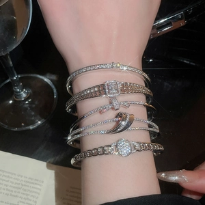 Détail de cinq bracelets argentés ornés de zircons blancs étincelants
