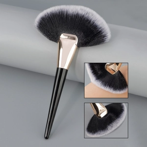 Professional Fan Makeup Brush For Highlighting And Powder Removal Soft Synthetic Fibers And Durable Wood Handle