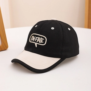 Vue détaillée d'une casquette bicolore avec broderie I'M FINE et visière contrastée