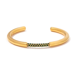 Dettaglio del bracciale aperto in acciaio dorato 18K con incastonatura di pietre verdi