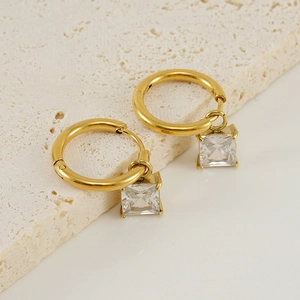 Gros plan détaillé de boucles d'oreilles plaquées or 18 carats avec zircons carrés