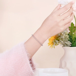 Foto de estilo de vida de una pulsera minimalista de cuentas plateadas en la muñeca