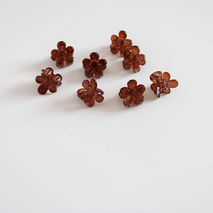 Détail de 8 mini pinces à cheveux fleur ambre avec finition brillante et ressort