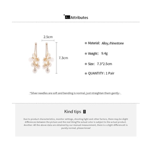 Détails des boucles d'oreilles pétales en plaqué or 18k avec mesures en alliage et strass