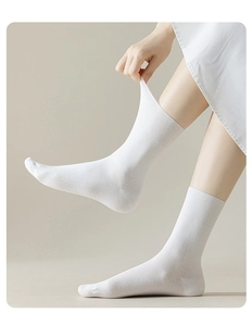 Detailed view of soft white cotton mid-tube socks, breathable fabric, comfortable loose cuffs.