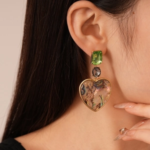Orecchini vintage con cristallo verde e pendente a cuore con finitura a conchiglia