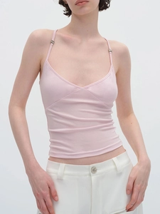 Dettaglio della canotta rosa slim fit con scollo a V e spalline sottili delicate
