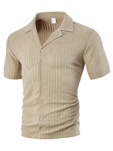 Gros plan d'une chemise en tricot kaki montrant la texture à rayures et l'étiquette