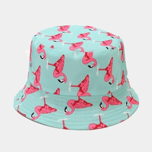 Détails de motifs flamants roses sur chapeau bob réversible vert menthe avec couture