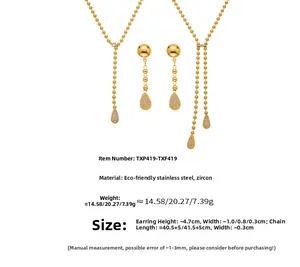 Détails de l'ensemble collier et boucles d'oreilles plaqué or avec zircons cubiques