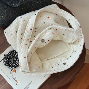 Dettaglio della borsa tote in tweed con chiusura magnetica argento e tasca interna