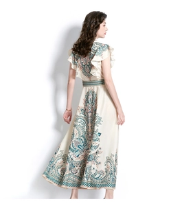 Détail d'une robe à imprimé paisley avec manches à volants et taille ajustée en A