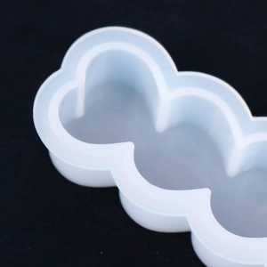 Vista macro dello stampo in silicone con 5 cuori per resina DIY e candele profumate