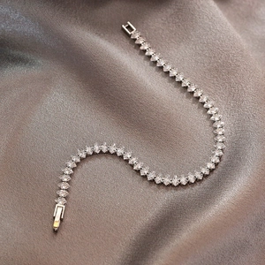 Makroaufnahme von Silber Marquise Zirkon Tennisarmband mit glattem Schiebeverschluss