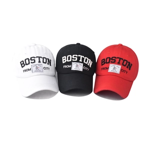 Drei Boston bestickte Baumwoll-Baseballkappen in Schwarz, Weiß und Rot auf weißem Grund