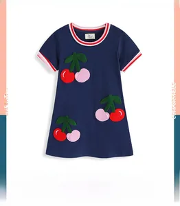 Détail de broderies cerises avec texture 3D bouclée sur une robe pour fille bleu marine