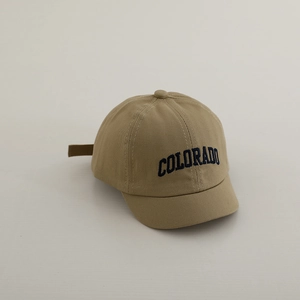 Detailansicht der khakifarbenen Baby-Basecap mit blauer COLORADO-Stickerei und kurzem Schirm