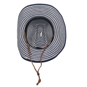 Détail du chapeau de paille à rayures bleues et blanches avec cordon de menton réglable