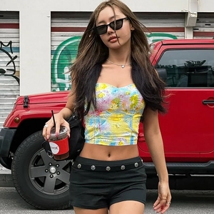 Haut tube fleuri ajusté avec short d'été en style urbain extérieur à haut contraste