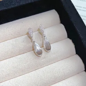 Elegante silberne Tropfenohrringe mit funkelndem Zirkon und gebürsteter Metallstruktur