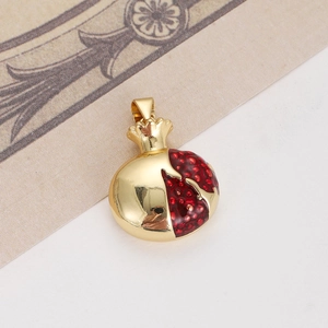 Détail du pendentif grenade en plaqué or 18 carats avec cristaux rouges brillants