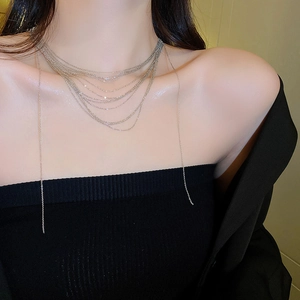 Dettaglio della collana a catena d'argento multistrato che mostra la texture sul modello