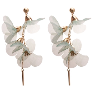 Boucles d'oreilles longues à fleurs en mesh avec chaîne dorée et pétales élégants