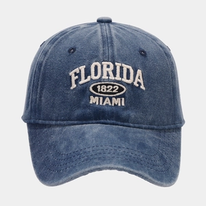 Détail d'une casquette vintage en denim délavé avec broderie Florida Miami précise