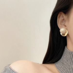 Elegant geometric gold metal earrings with champagne pearls for women, minimalist style