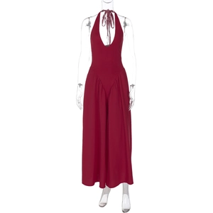 Detaillierte Nahaufnahme eines sexy weinroten Neckholder-Jumpsuits mit tiefem V-Ausschnitt