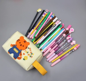 Detail der Kosmetiktasche aus Cord mit Tiger-Stickerei und kreativen Cartoon-Stiften