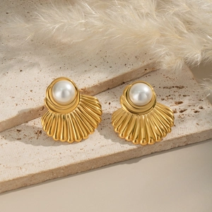 Dettaglio degli orecchini a conchiglia vintage con perle bianche placcati in oro 18K