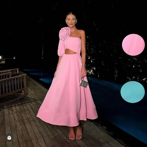 Abito da sera rosa monospalla con grande fiore 3D e dettaglio cut-out in vita chic