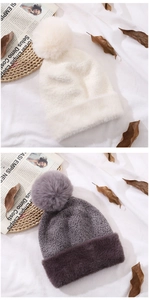 Gros plan de bonnets en tricot d'hiver avec pompon en fausse fourrure et bordure en polaire