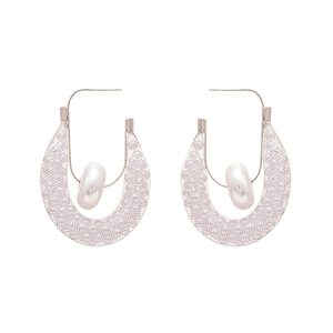 Silver mesh U-shaped earrings with white baroque pearls in a minimalist fashion design