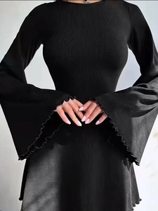 Elegante vestido de punto negro con mangas de campana acampanadas y detalles de volantes