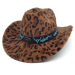 Détail d'un chapeau de cowboy léopard avec broderie tête de taureau et badge métal