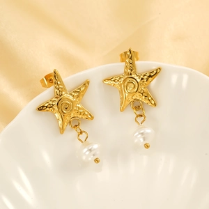Boucles d'oreilles étoile de mer en acier doré 18K avec texture et perles blanches