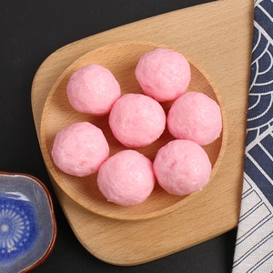 Realistische PVC-Fleischbällchen in Pink auf Holzteller für die Dekoration