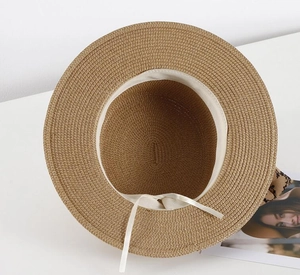 Détail de l'intérieur du chapeau de paille avec bande de confort et ruban blanc réglable