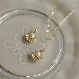 Elegant S925 silver shell pendant necklace with white pearls plated in 14k gold