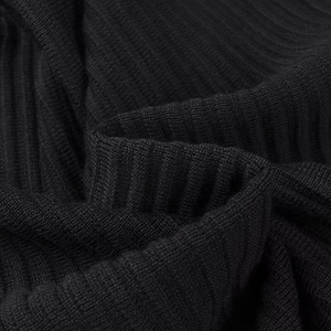 Gros plan sur le tissu en maille côtelée noire montrant la texture de la robe
